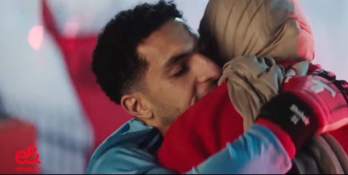 مصطفى شوبير ووالدته في إعلان إي آند رمضان 2025