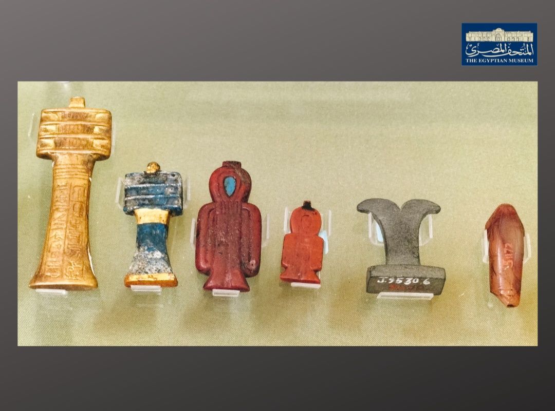 مجموعة من التمائم المختلفة في المتحف المصري بالتحرير