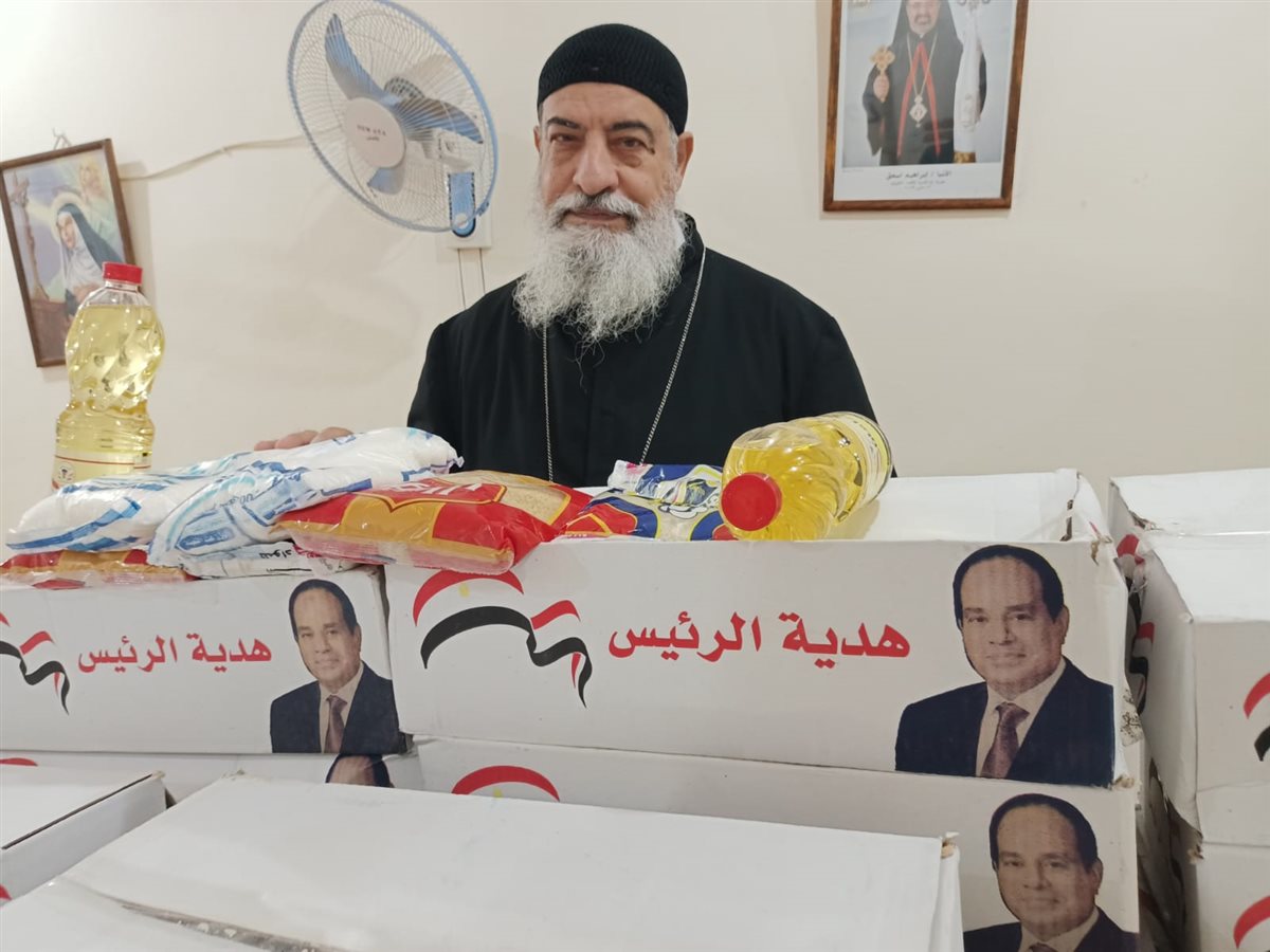 راعى الكنيسة الكاثوليكية يوزع كرتونة رمضان بالغردقة 