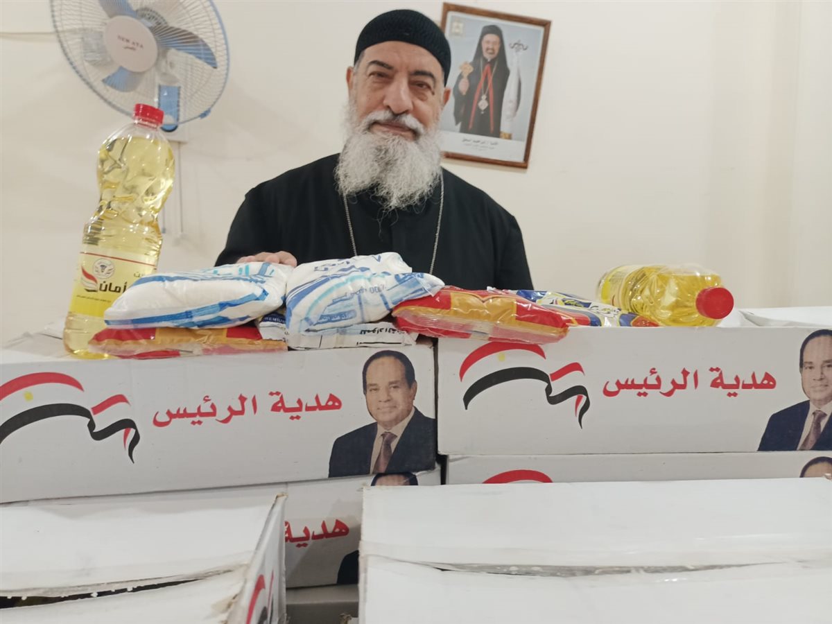 راعى الكنيسة الكاثوليكية يوزع كرتونة رمضان بالغردقة 