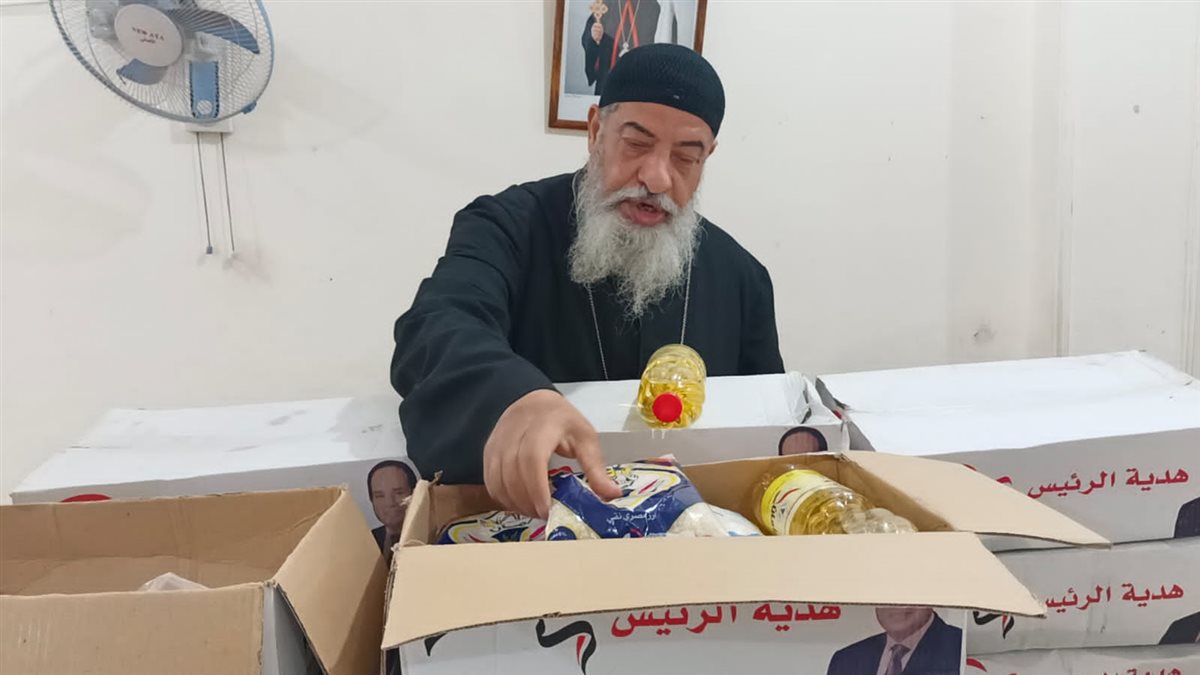 راعى الكنيسة الكاثوليكية يوزع كرتونة رمضان بالغردقة 