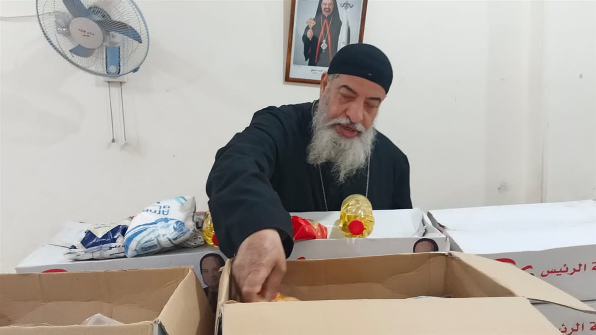راعى الكنيسة الكاثوليكية يوزع كرتونة رمضان بالغردقة 