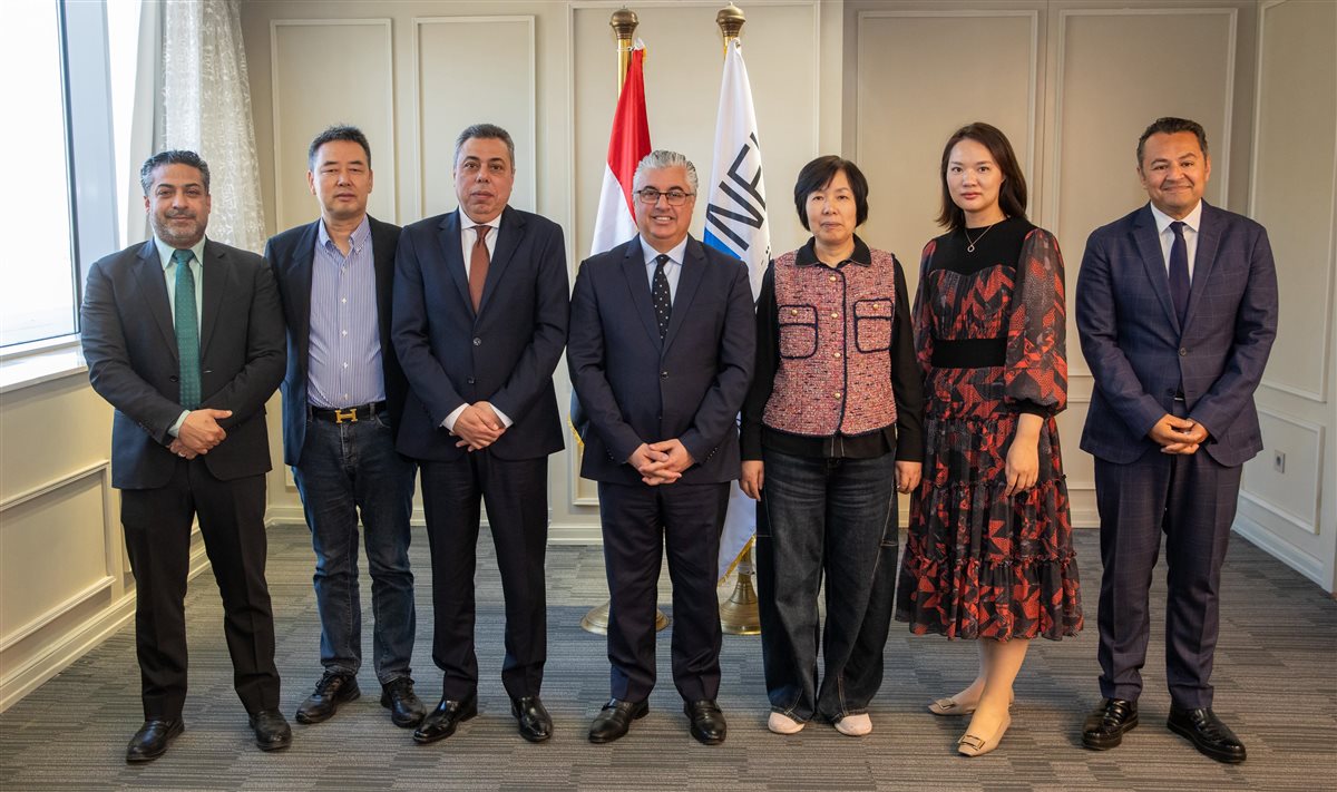 جانب من الوفد الصيني أثناء التوقيع