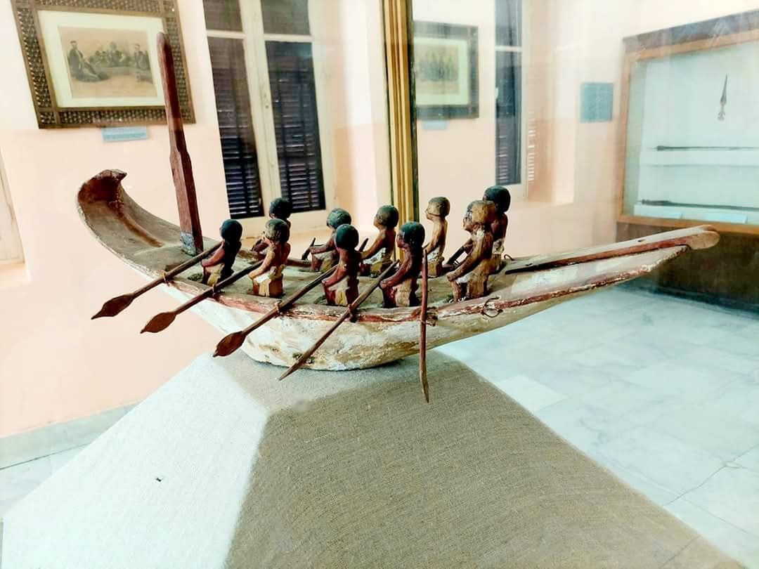 نموذج لقارب من الخشب