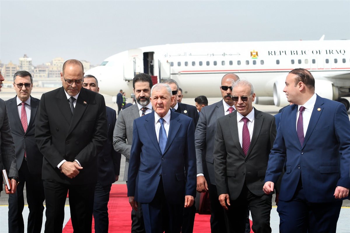 الرئيس العراقي يصل إلى القاهرة للمشاركة في القمة العربية 