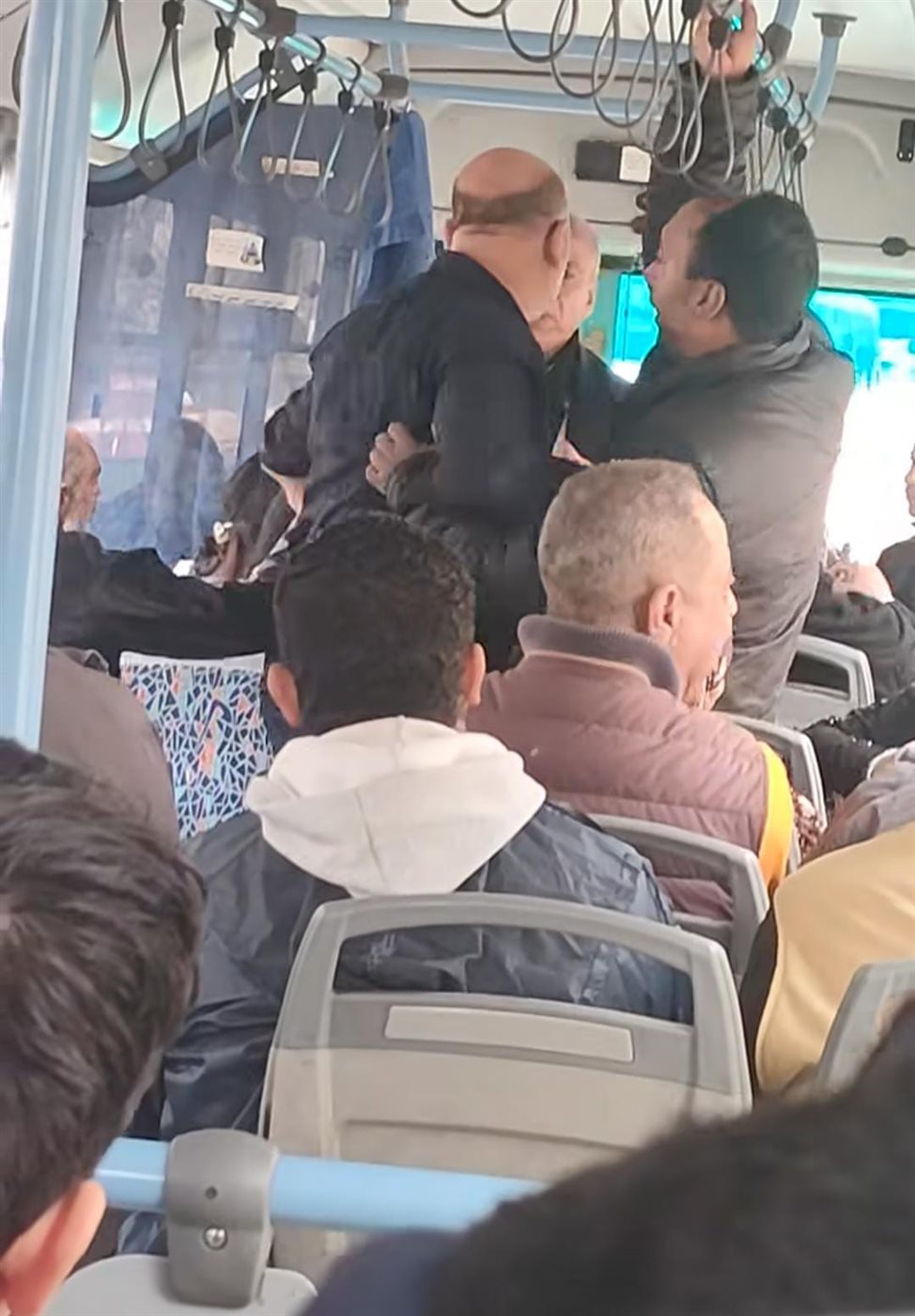 تعدي كمسري بالنقل العام على مواطنة