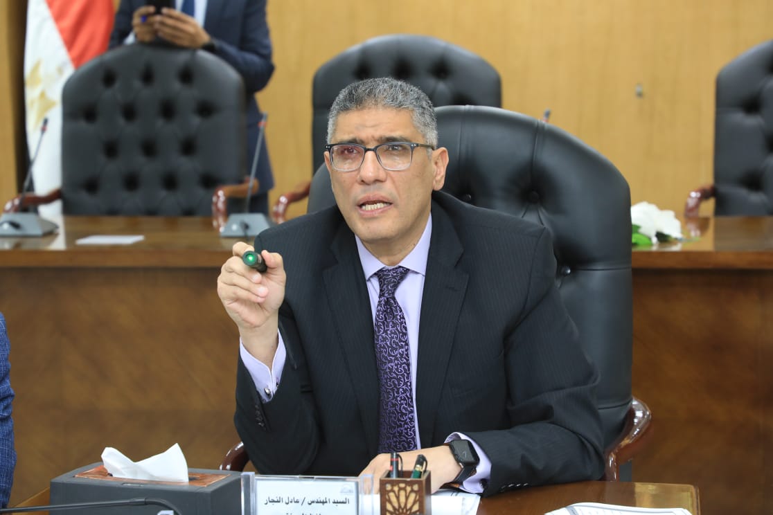 محافظ الجيزة خلال لقاءه الأسبوعي لسماع شكاوى المواطنين