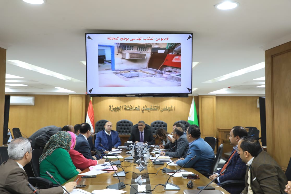 محافظ الجيزة خلال لقاءه الأسبوعي لسماع شكاوى المواطنين