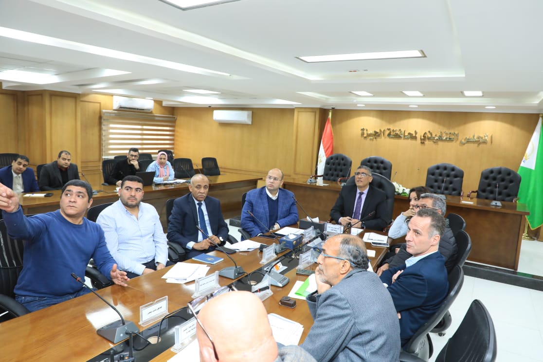محافظ الجيزة خلال لقاءه الأسبوعي لسماع شكاوى المواطنين