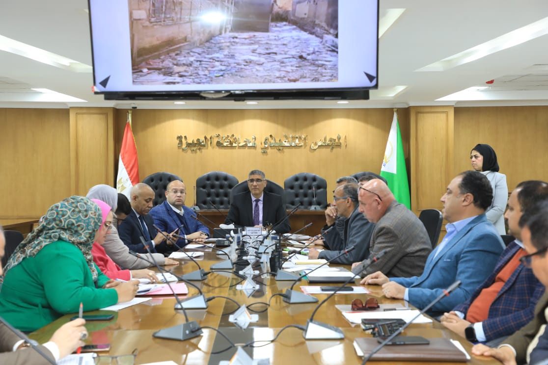 محافظ الجيزة خلال لقاءه الأسبوعي لسماع شكاوى المواطنين