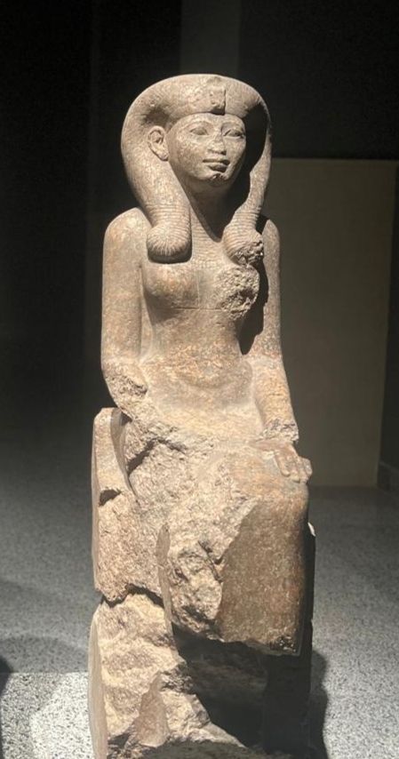 &nbsp;تمثال لـ زوجة الملك تحتمس الثالث