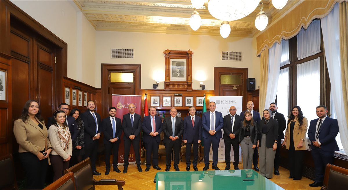 اثناء التوقيع على عقود التمويل 