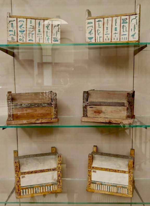 مجموعة من صناديق الأوشابتي