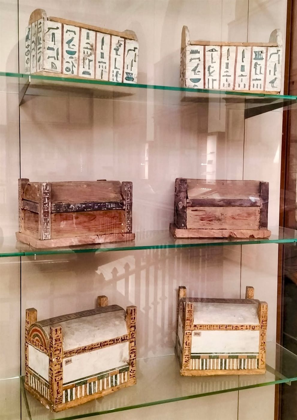 مجموعة من صناديق الأوشابتي