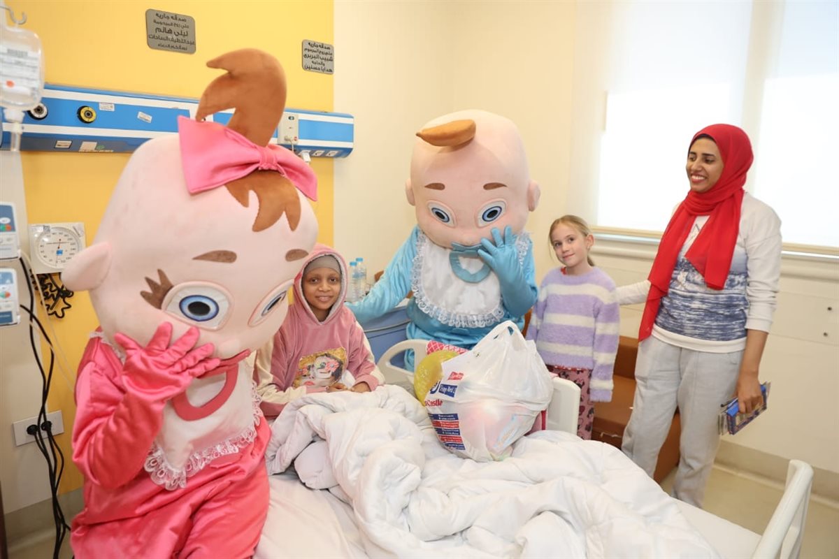 سائحين يدعمون متحدى السرطان بالأقصر