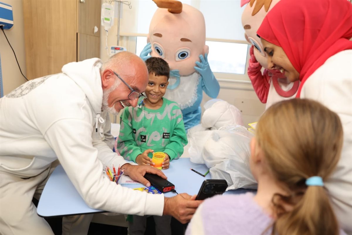 سائحين يدعمون متحدى السرطان بالأقصر