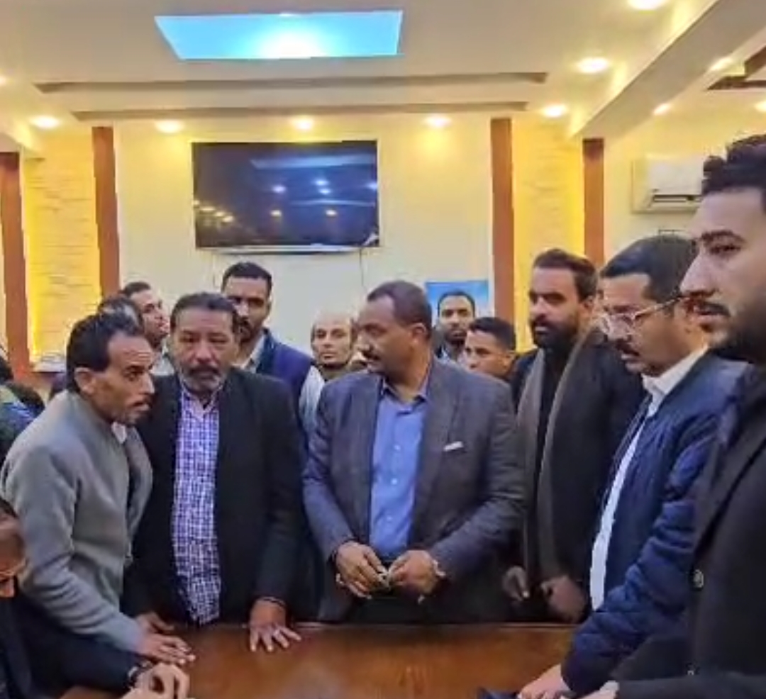 تجمع المحامين بمقر النقابة داخل محكمة البحر الأحمر 