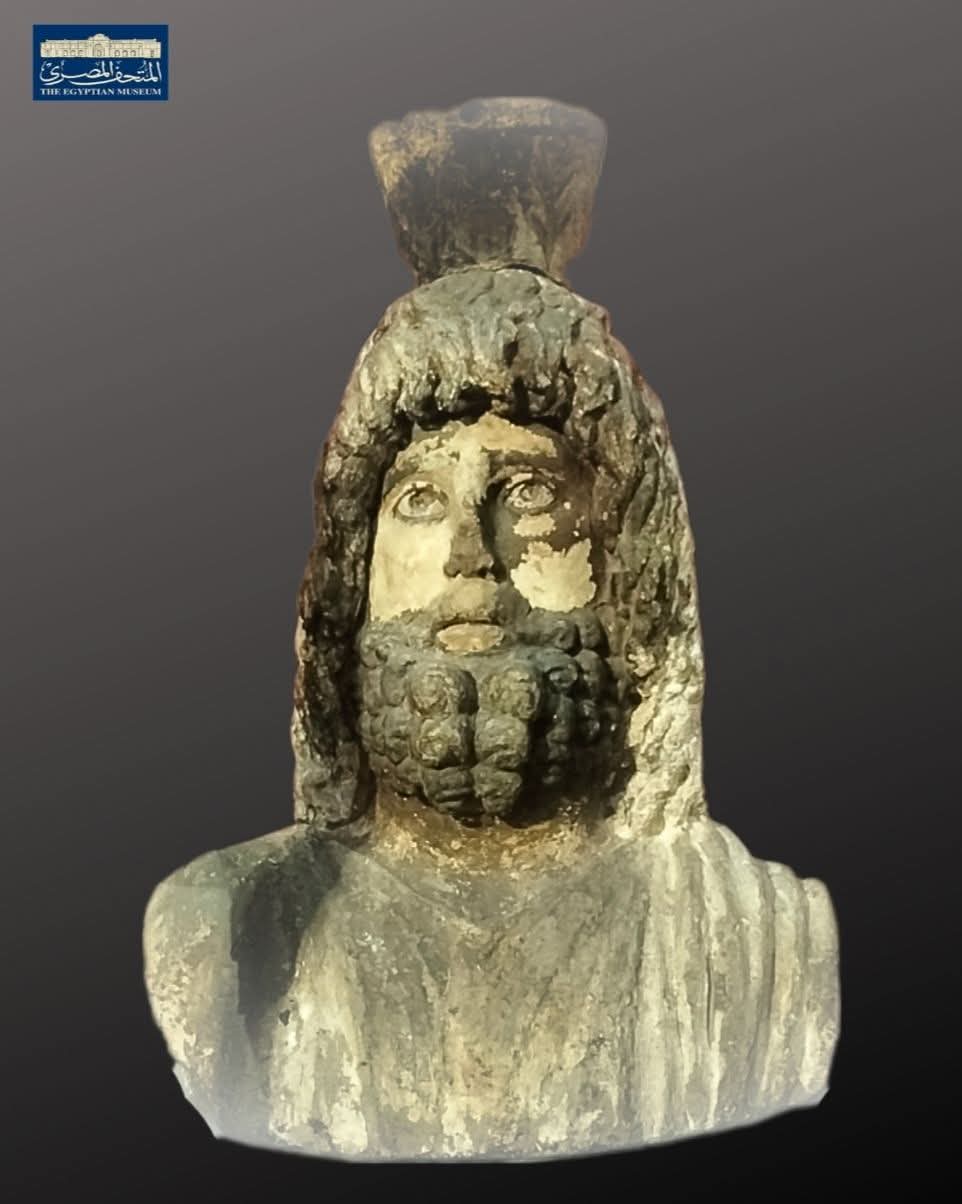 صورة تمثال للمعبود سيرابيس