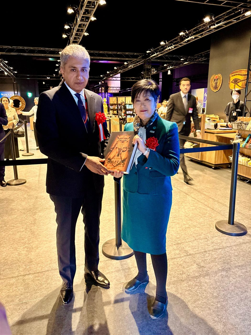 وزير السياحة وعمدة طوكيو يفتتحان معرض رمسيس وذهب الفراعنة 