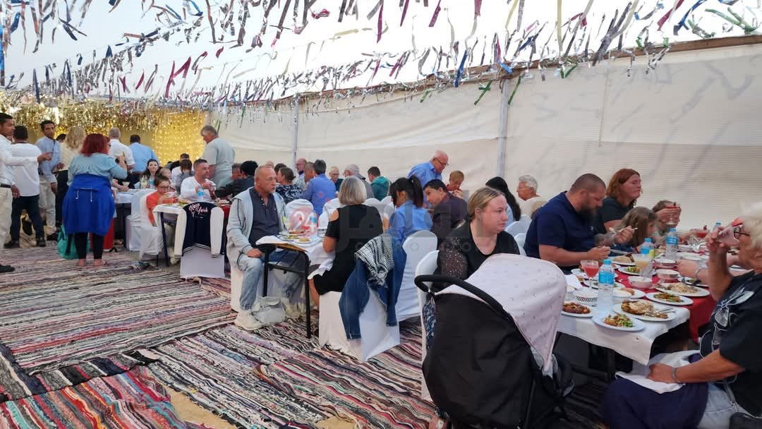 إفطار جماعي بمرسى علم بمشاركة السائحين