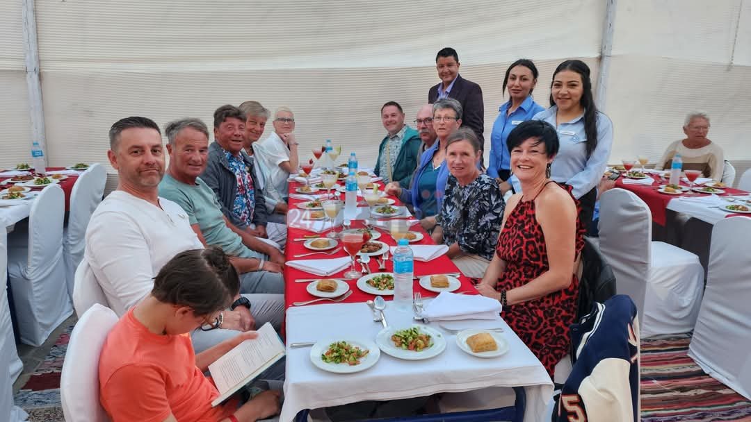 إفطار جماعي بمرسى علم بمشاركة السائحين