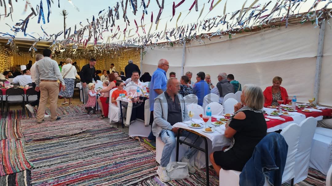 إفطار جماعي بمرسى علم بمشاركة السائحين