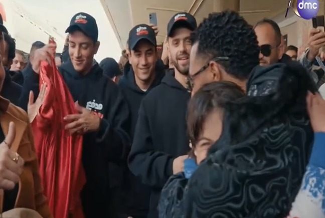 محمد رمضان يهدي طفل مصاب بمتلازمة داون 100 ألف جنيه بمحطة مصر