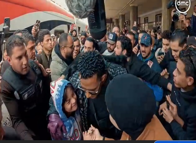 محمد رمضان يهدي طفل مصاب بمتلازمة داون 100 ألف جنيه بمحطة مصر