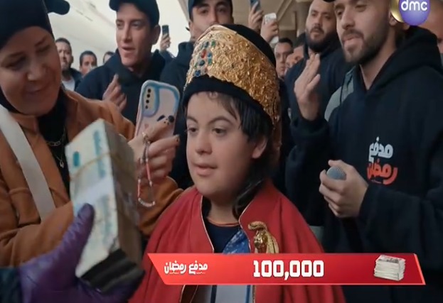 محمد رمضان يهدي طفل مصاب بمتلازمة داون 100 ألف جنيه بمحطة مصر