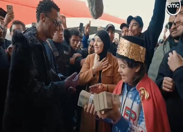 محمد رمضان يهدي طفل مصاب بمتلازمة داون 100 ألف جنيه بمحطة مصر