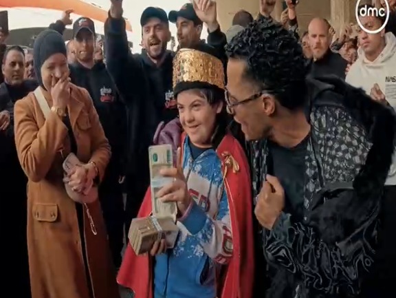 محمد رمضان يهدي طفل مصاب بمتلازمة داون 100 ألف جنيه بمحطة مصر