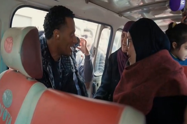 محمد رمضان يسلم مُسن 100 ألف جنيه بـ برنامج مدفع رمضان