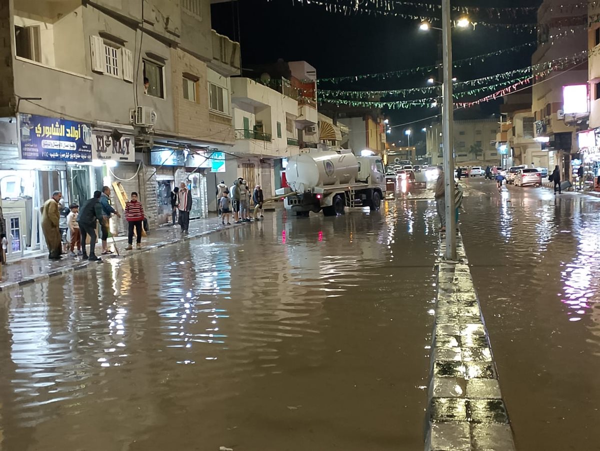 شفط مياه الأمطار من الشوارع&nbsp;