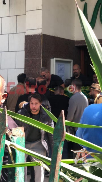 تامر هجرس يشيع جثمان والدة زوجته من مسجد مصطفى محمود