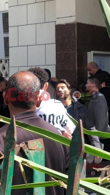 تامر هجرس يشيع جثمان والدة زوجته من مسجد مصطفى محمود