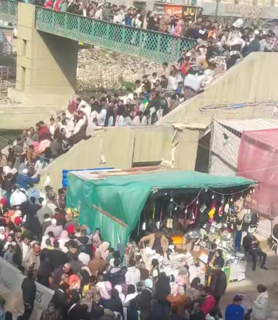 زحام وتكدس أعلى كوبري مشاه كفر الدوار بالبحيرة