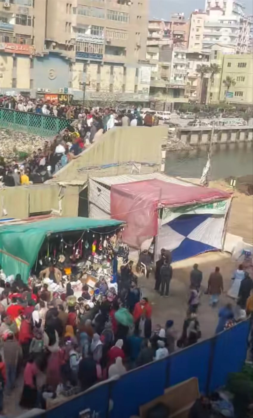 زحام وتكدس أعلى كوبري مشاه كفر الدوار بالبحيرة