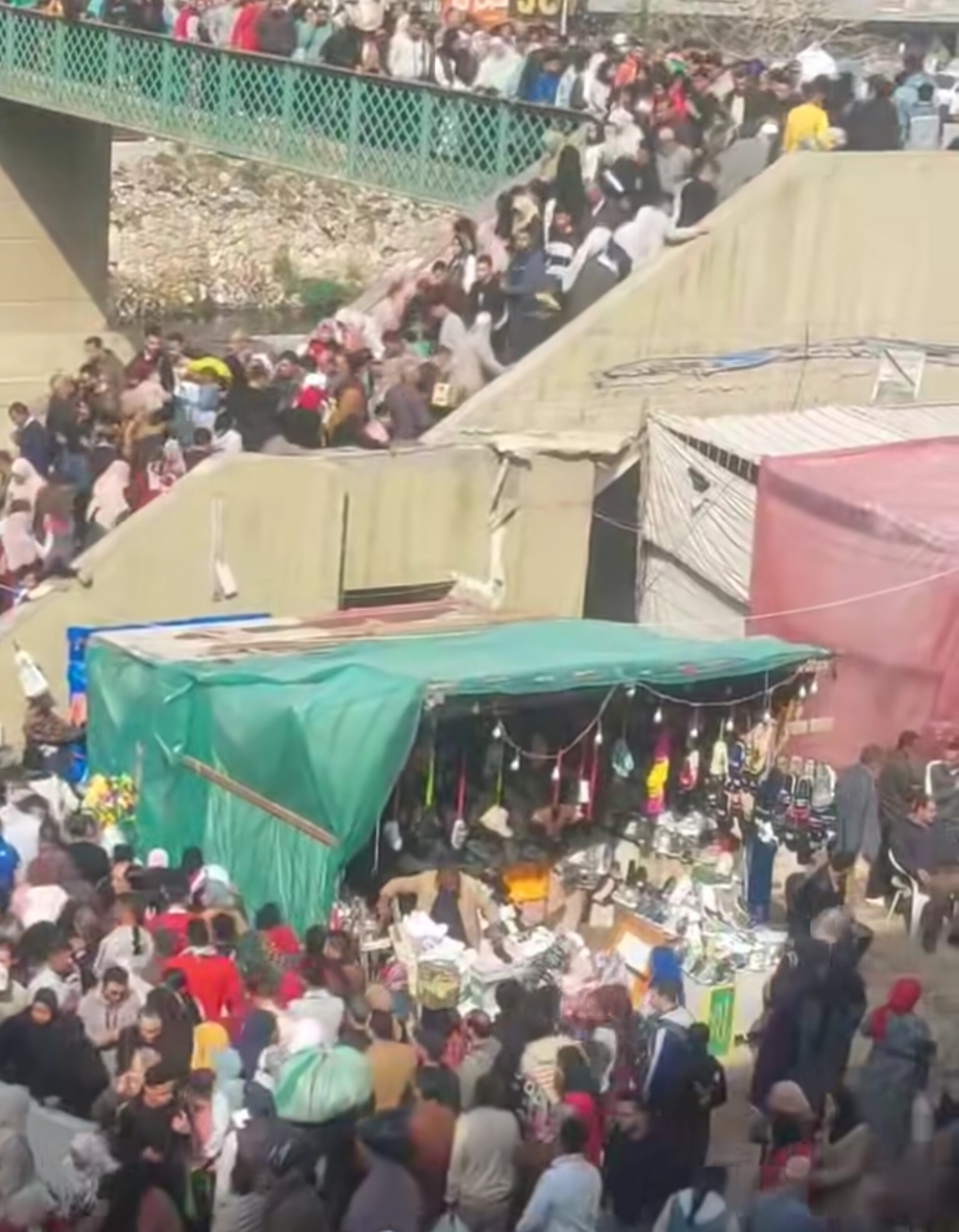 زحام وتكدس أعلى كوبري مشاه كفر الدوار بالبحيرة