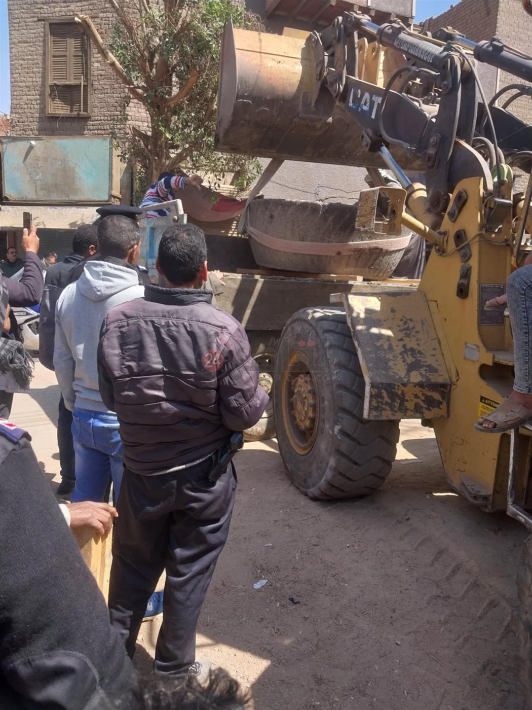 إنقاذ كتلة حجرية بسوهاج تم اكتشافها في الشارع (1)