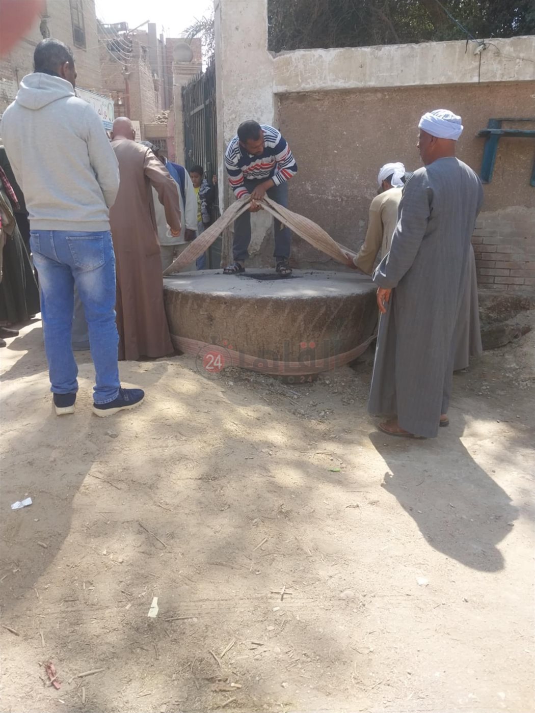 إنقاذ كتلة حجرية بسوهاج تم اكتشافها في الشارع (3)