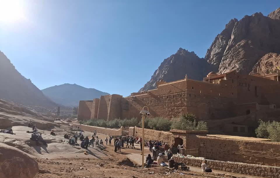 إقبال السائحين على زيارة المقدسات الدينية في سانت كاترين