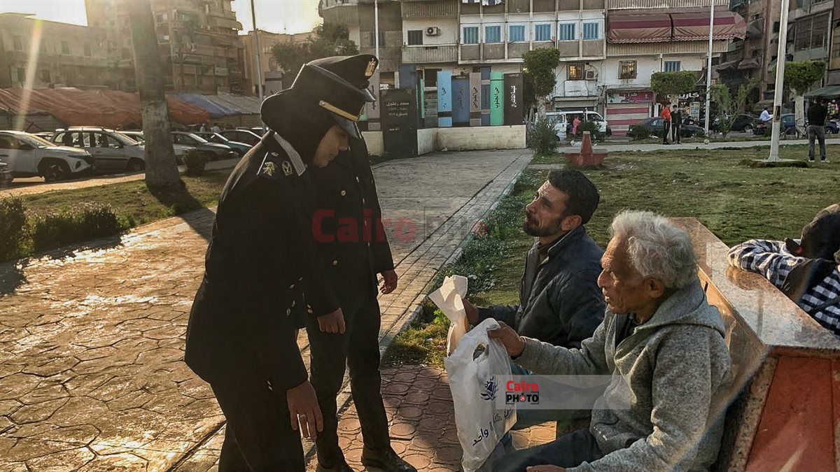 ضباط شرطة بورسعيد يوزعون الإفطار على البسطاء في الشوارع