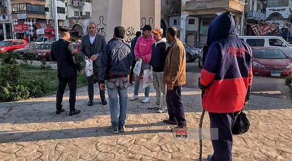 ضباط شرطة بورسعيد يوزعون الإفطار على البسطاء في الشوارع