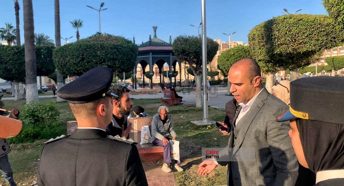 ضباط شرطة بورسعيد يوزعون الإفطار على البسطاء في الشوارع