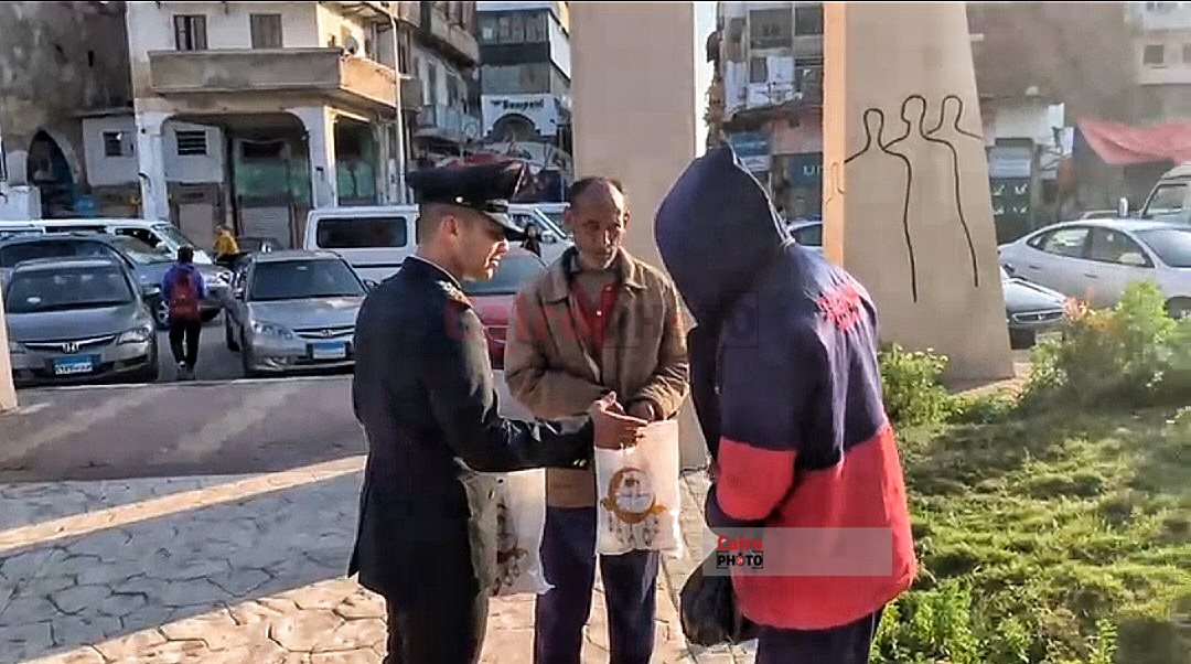 ضباط شرطة بورسعيد يوزعون الإفطار على البسطاء في الشوارع