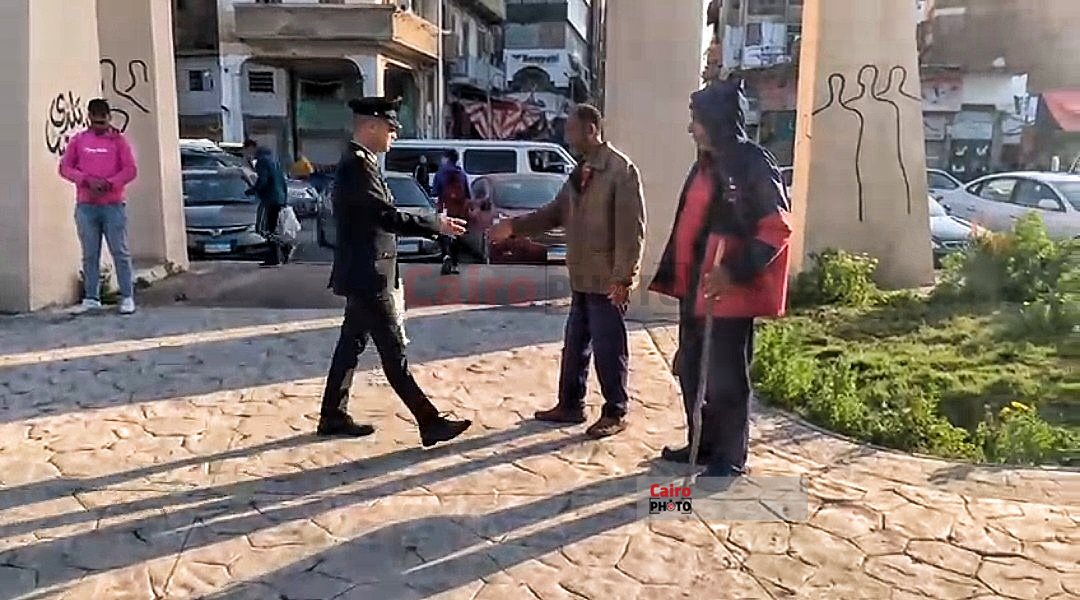 ضباط شرطة بورسعيد يوزعون الإفطار على البسطاء في الشوارع