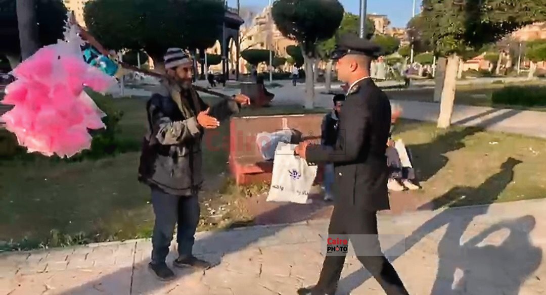 ضباط شرطة بورسعيد يوزعون الإفطار على البسطاء في الشوارع