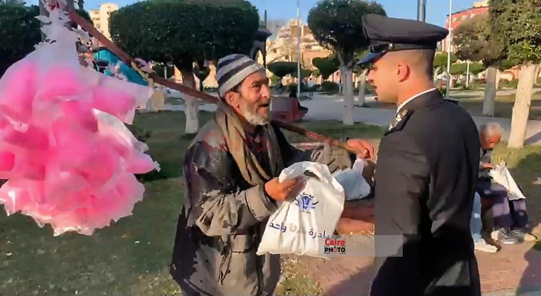 ضباط شرطة بورسعيد يوزعون الإفطار على البسطاء في الشوارع
