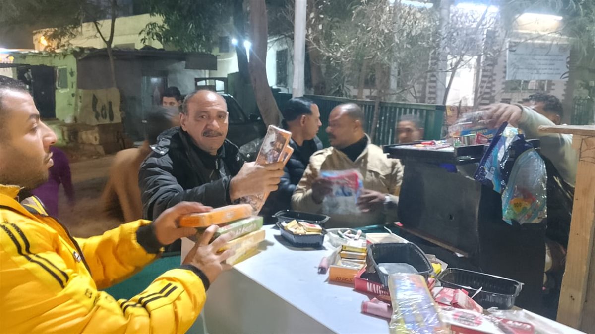 &nbsp;حملة مكبرة على المحال والباعة الجائلين لضبط مخالفات بيع الألعاب النارية &nbsp;