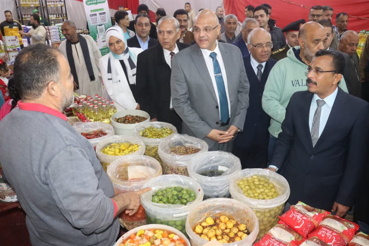محافظ القليوبيه يفتتح معرضين أهلاً رمضان بمدينتي بنها وكفر شكر لبيع السلع الغذائيه بأسعار مخفضة